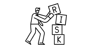 risk yönetimi yöntemleri icin risk yazan kutuları üst üste dizen bir adam, siyah beyaz görsel
