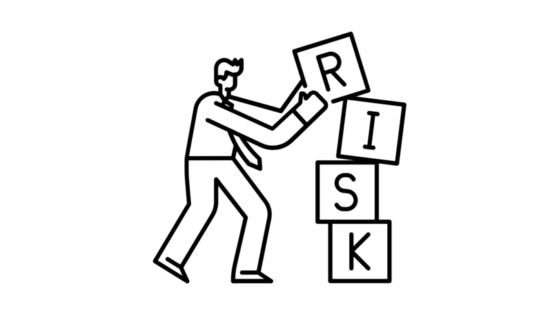 risk yönetimi yöntemleri icin risk yazan kutuları üst üste dizen bir adam, siyah beyaz görsel